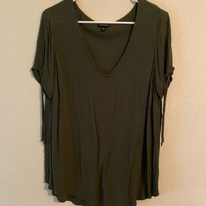 Women’s plus size cold shoulder top